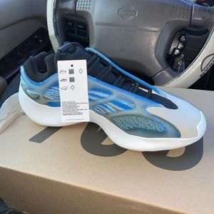 Adidas Yeezy 700 V3 size 10.5